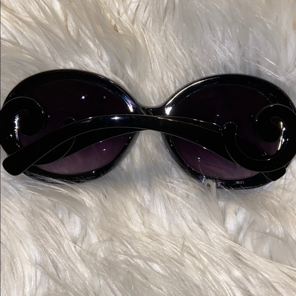 🌼Black round designer glamour sunglasses🌼